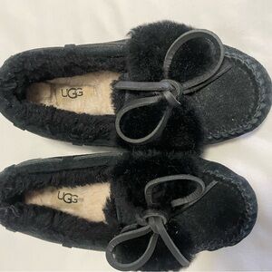 Ugg black Dakota Bow slippers women’s size 5